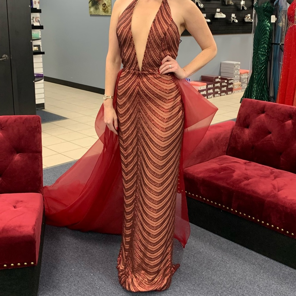 Elegant Red Evening Gown - Picture 6 of 8
